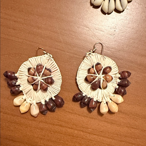 Handmade‎ Shell Jewelry Set - Picture 2 of 8